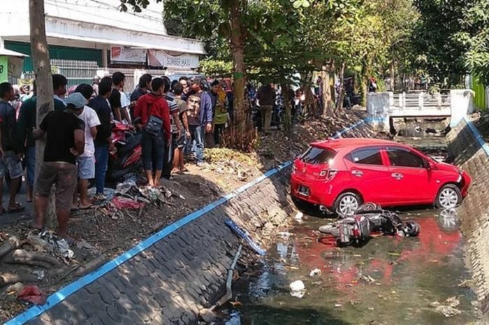 Cara Mengendarai Honda Brio Matic. Belajar Mengemudi Pakai Brio Matik, Nenek di Jombang