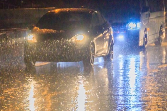 Hujan Di Dalam Mobil Malam Hari. Mobil Keguyur Hujan Malam Hari, Sebaiknya Langsung Dicuci atau