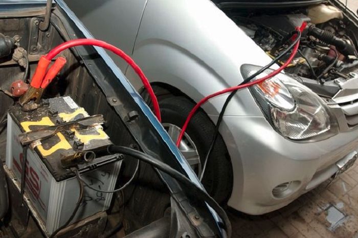 Lupa Mematikan Lampu Mobil. Mobil Ogah Distarter Gegara Aki Tekor, Begini Ritual Jumper Aki