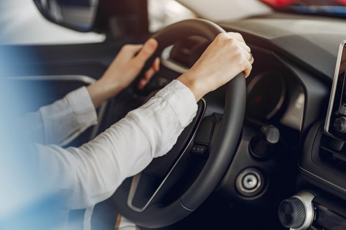 Penyebab Roda Depan Mobil Goyang. Mobil Terasa Bergetar Ketika Dikendarai? Ini yang Wajib Ladies