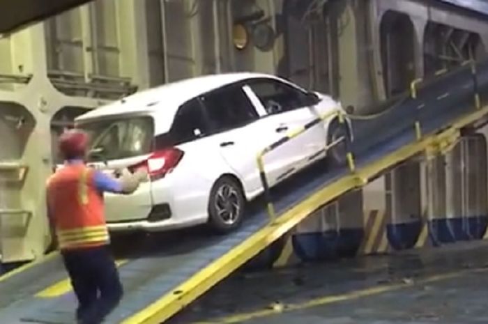 Apakah Honda Mobilio Kuat Di Tanjakan. Honda Mobilio Nggak Kuat Nanjak di Dalam Kapal, Salah Supirnya