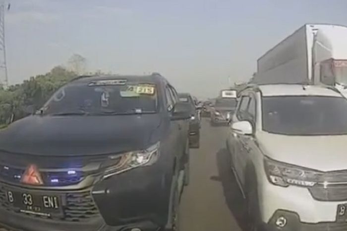 Cara Buka Kap Mesin Pajero Sport. Modal Lampu Strobo Pajero Sport Nopol Hitam Minta Jalan, Ingat