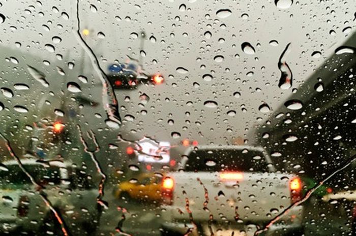 Hujan Di Dalam Mobil Malam Hari. Jakarta Siang Diperkirakan Hujan Ringan, Kedinginan dalam Mobil