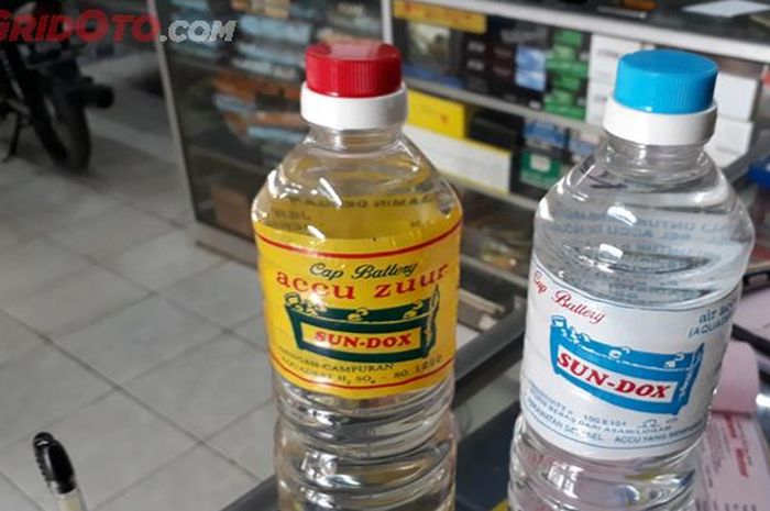 Perbedaan Air Aki Dan Air Zuur. Air Aki Tutup Botol Biru dan Merah, Hayo Siapa Tahu Bedanya