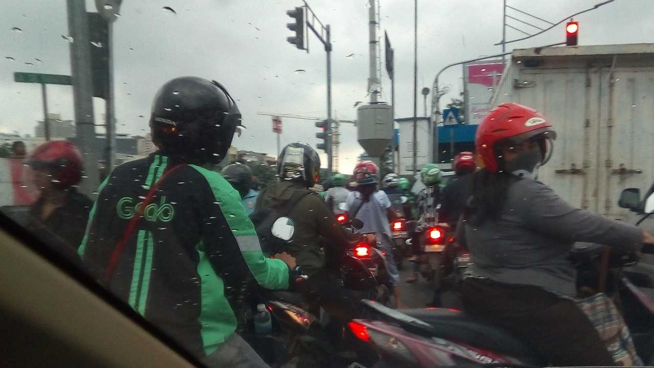 Lampu Merah Kereta Api. Lampu Merah Menyala, Tanda Kereta Api Akan Lewat