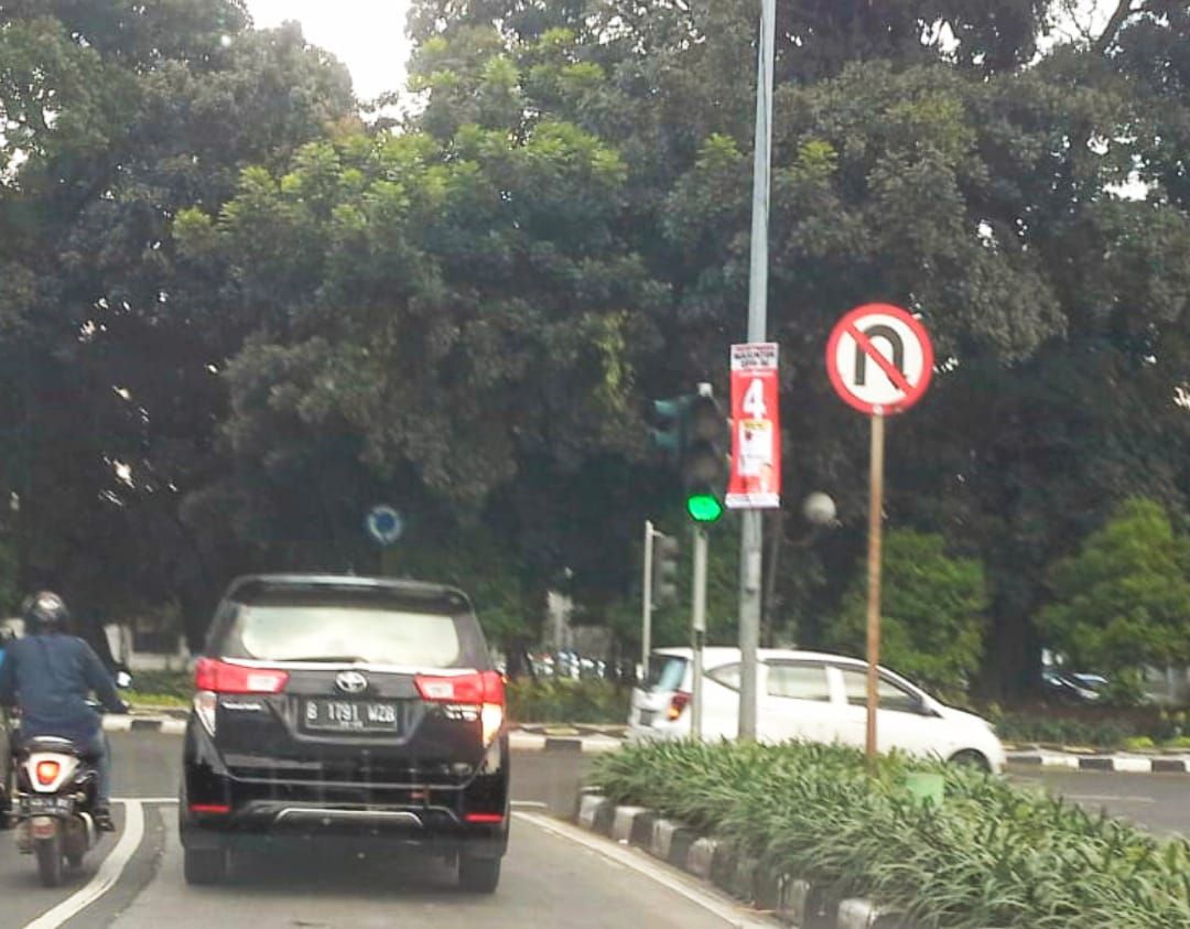 Tanda Dilarang Putar Balik. Rambu Lalu Lintas yang Tidak Bermakna Halaman 1