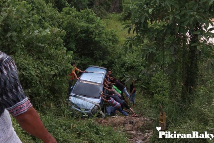 Honda Jazz Biru Muda. Jalan Licin oleh Pasir, Honda Jazz Terjun Masuk Jurang