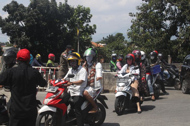 Memutar Arah Di Jalan Harus Di. PSBB Bandung, Jalan Buah Batu Ditutup Kendaraan Harus