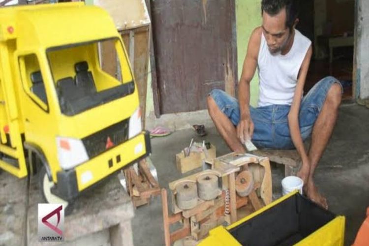 Cara Membuat Miniatur L300 Dari Triplek. Miniatur Truk Terbuat dari Limbah Kayu yang Bernilai Rupiah