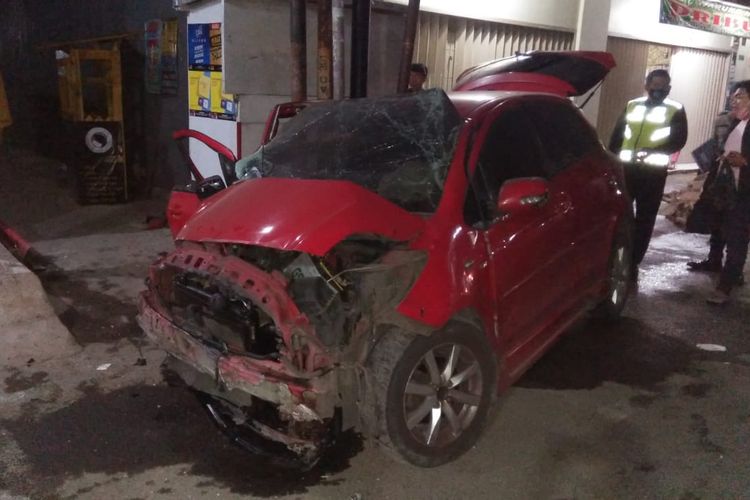 Mobil Yaris Warna Merah. Diduga Hilang Kendali, Mobil Yaris Merah Ringsek Seruduk Pintu