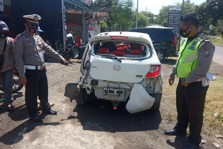 Mobil Honda Brio Putih. Honda Brio Putih Tersenggol Kereta Api Probowangi di Kabat