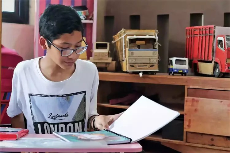 Miniatur Dari Bahan Bekas Otomotif. Hebat! Siswa SMP di Slawi Sulap Kardus Bekas Jadi Barang Berkelas