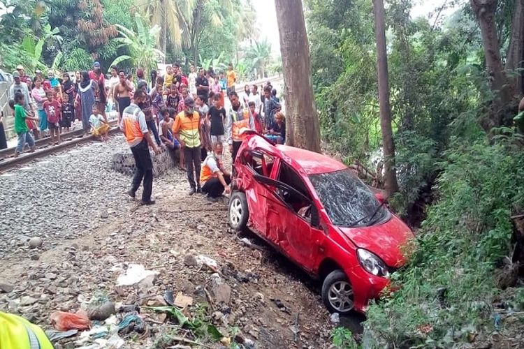 Mobil Honda Brio Merah. Honda Brio Terjun Bebas dari Tol Tangerang Merak, 1 Meninggal