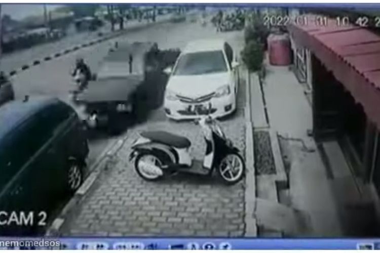 Gerobak Mobil Pick Up. VIRAL Video Detik-detik Mobil Pick Up Hantam Gerobak Pedagang