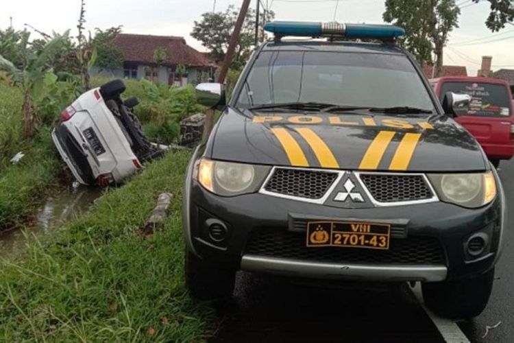 Mobil Yaris Warna Putih. Mobil Yaris Terguling ke Parit di Cihaurbeuti Ciamis, Diduga Sopir