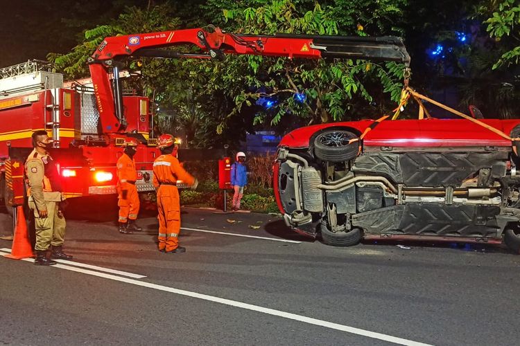 Mobil Jazz Warna Merah. Kecelakaan Tunggal Surabaya, Mobil Honda Jazz Warna Merah