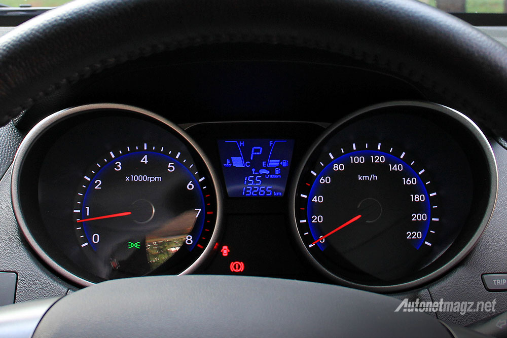 Konsumsi Bbm Hyundai Tucson Bensin. Speedometer dengan MID untuk melihat konsumsi BBM bensin