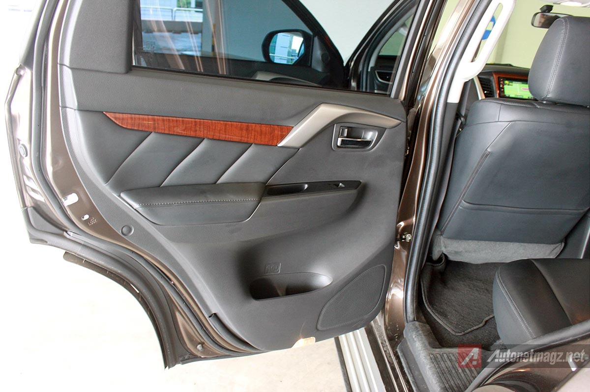 Cara Buka Pintu Belakang Pajero Sport. Doortrim panel pintu belakang Pajero Sport baru 2016