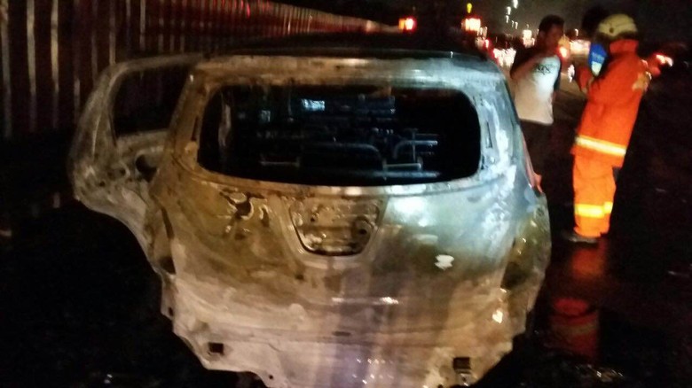 Keluhan Pengguna Chevrolet Spark. Ngeri, Chevrolet Spin Terbakar Habis di Tol Jagorawi