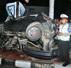Mobil X Over Suzuki. Ngebut, Suzuki X-Over Hancur Tabrak Tiang Listrik