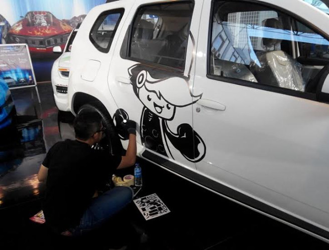 Cara Melukis Mobil. Cuma Modal Spidol, Yudi Buat Lukisan Keren di Mobil ini