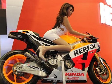 Foto Model Model Motor Spg. Berapa Bayaran Model Seksi dan SPG di IMoS?