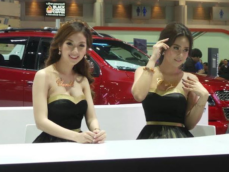 Foto Model Model Motor Spg. Ngobral Sensualitas, SPG Bangkok Motor Show Kena Semprot