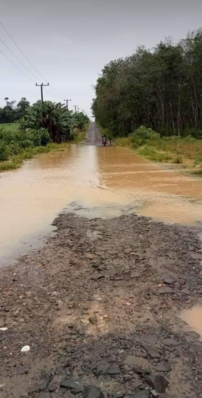 Gerbang Tol Lambu Kibang. Jalan Berlubang Menuju Pintu Tol Lambu Kibang Kurang Perhatian