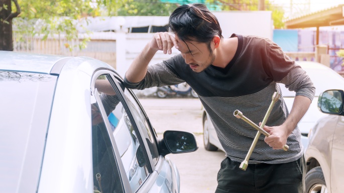 Cara Membuka Pintu Mobil Yang Terkunci Dari Dalam Dengan Penggaris. Cara Membuka Pintu Mobil yang Terkunci dari Dalam