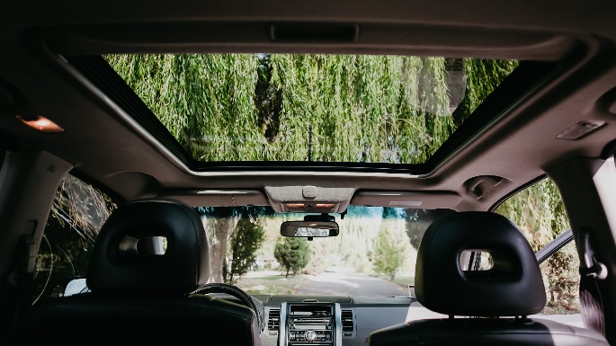 Mobil Dengan Panoramic Roof. Perbedaan Panoramic Roof dan Sunroof Serta Perawatannya
