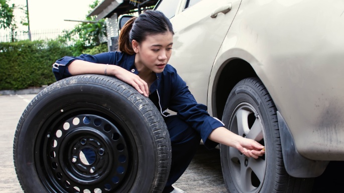 Ganti Ukuran Ban Mobil Tanpa Ganti Velg. Ingin Ganti Ukuran Ban Mobil Tanpa Ganti Velg? Perhatikan Hal Ini!