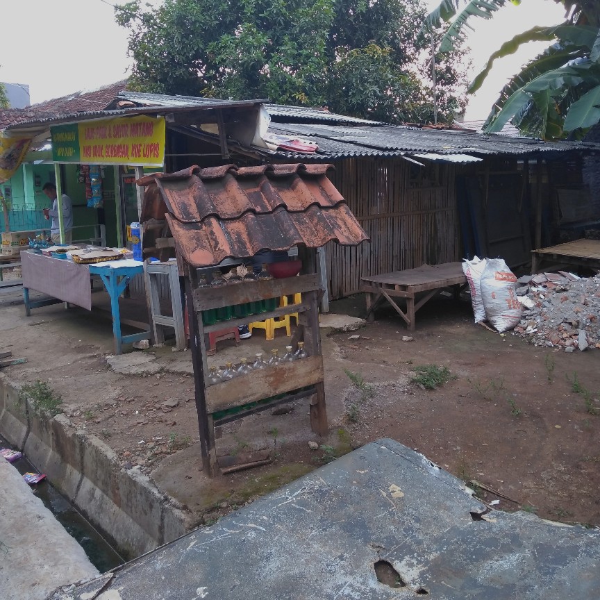 Desain Tempat Bensin Eceran. Rak bensin dengan atap genting mengingatkan saya kepada