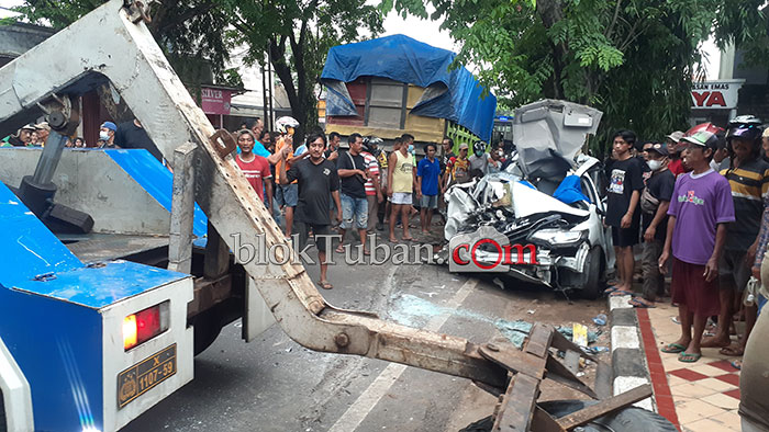 Dalam Mobil Honda Jazz. Mobil Honda Jazz Ringsek Pengemudinya Meninggal, Begini