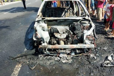 Mobil Sedan Mobil Sedan. Diduga Korsleting Listrik, Mobil Sedan Terbakar di Pinggir ...