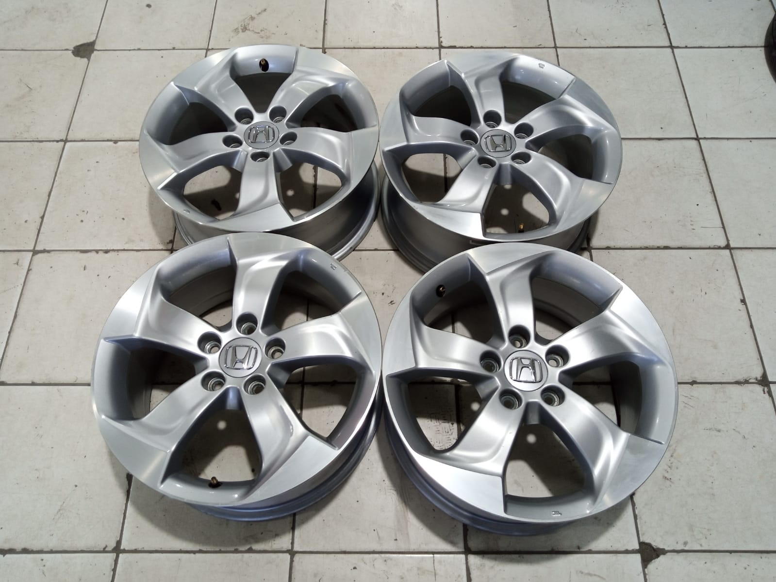 Harga Velg Hrv Ring 17. Jual Velg Bekas Oem Hrv Ring 17 Pcd 5x114,3 Silver Polish