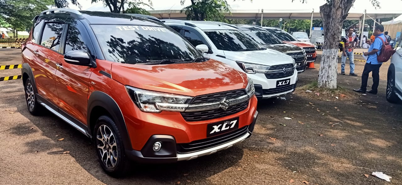 Perbedaan Ertiga Dan Xl7. Sekilas Sama, Simak Perbedaan Suzuki XL7 dengan Ertiga