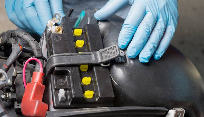 Cara Mengganti Sel Aki. Cara Ganti Aki Motor dengan Mudah, Begini Tutorial Langkahnya