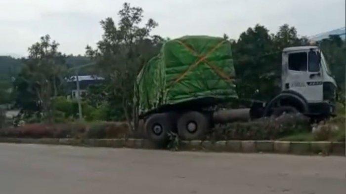 Apakah Honda Hrv Kuat Nanjak. Tak Kuat Nanjak, Truk Bermuatan Pupuk Mundur lalu Tabrak