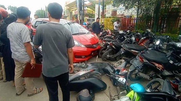 Mobil Jazz Warna Merah. Honda Jazz Merah Tabrak Deretan Motor di Depan SMK Negeri