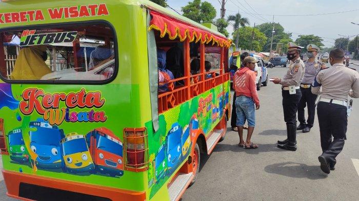 Odong Odong Mobil Dijual. Mobil Odong-odong Penuh Anak-anak Melintas di Jalan Raya di