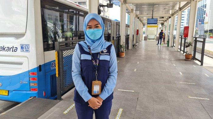 Petugas Layanan Bus Transjakarta. Kisah Krisni, 4 Tahun Jadi Petugas Halte TransJakarta HI: Banyak