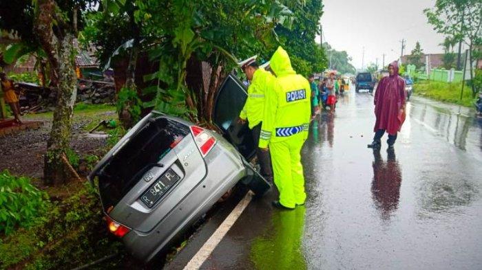 Harga Honda Jazz Second Purbalingga. Cuaca Buruk, Sopir Jazz Gagal Kendalikan Mobil Masuk ke Selokan