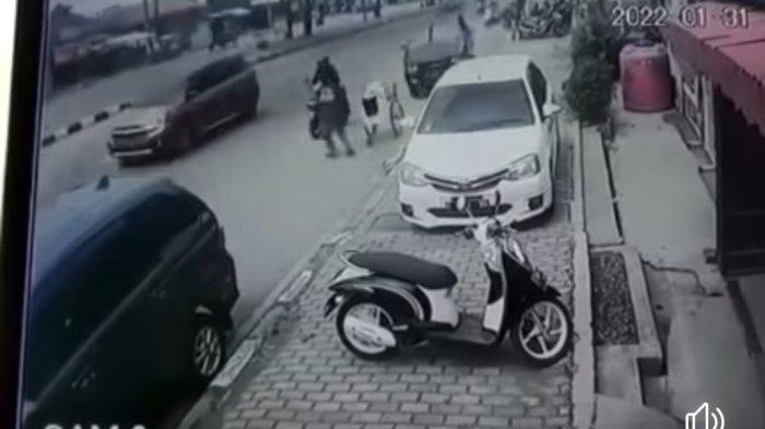 Gerobak Mobil Pick Up. Detik-detik Pick Up Tabrak Gerobak Pedagang Rujak hingga Mobil