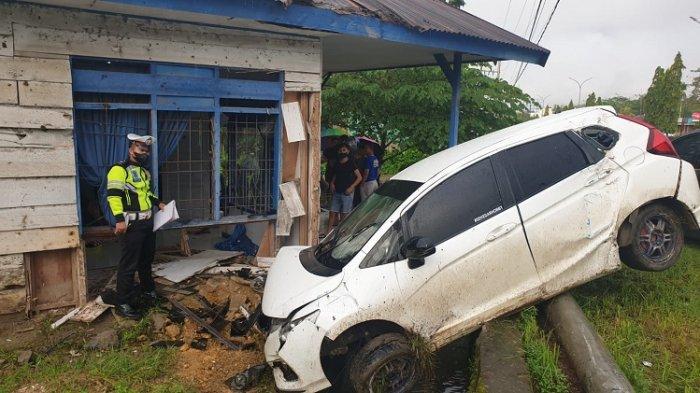 Harga Honda Jazz Wilayah Kendari. Mobil Mewah Hantam Rumah Warga di Kendari Gegara Hilang