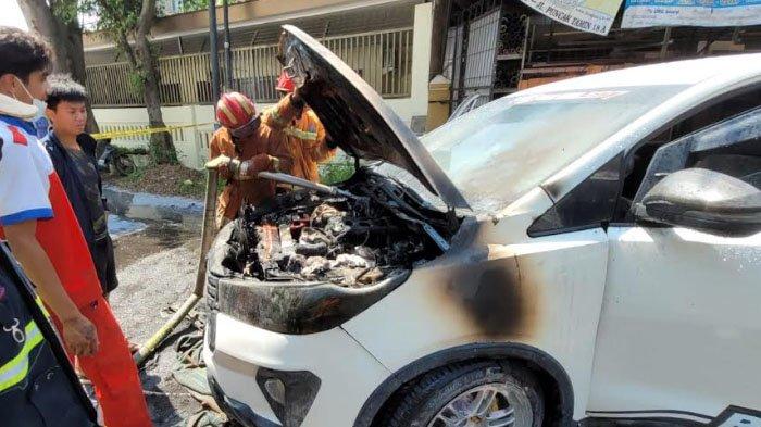 Dalam Mobil Innova Venturer. Ditinggal Permak Baju, Mobil Innova Venturer di Kota Malang Ini