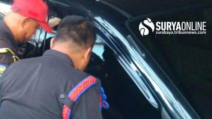 Cara Membuka Pintu Avanza Yang Terkunci Dari Dalam. Balita 2 Tahun di Surabaya Terkunci di Dalam Mobil Avanza, Cara