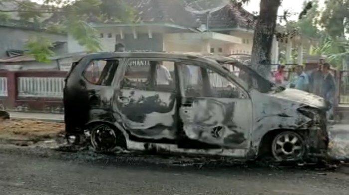 Harga Mobil Xenia Baru Tulungagung. Baru Dua Pekan Beli, Mobil Xenia Terbakar di Tulungagung