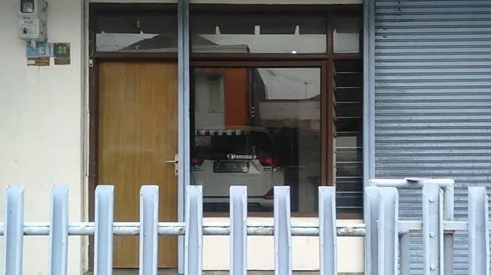 Foto Mobil Di Garasi Rumah. Viral Rumah Unik di Tasikmalaya, Mobil Parkir di Ruang Tamu, tapi