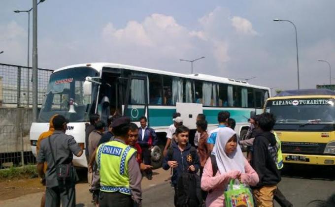 Ban Xe Toyota Rush Cu. Pecah Ban Diduga Picu Kecelakaan Bus