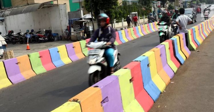 Cat Jalan Warna Warni. Kembali dicat hitam-putih, ini 11 potret perubahan separator Jaka